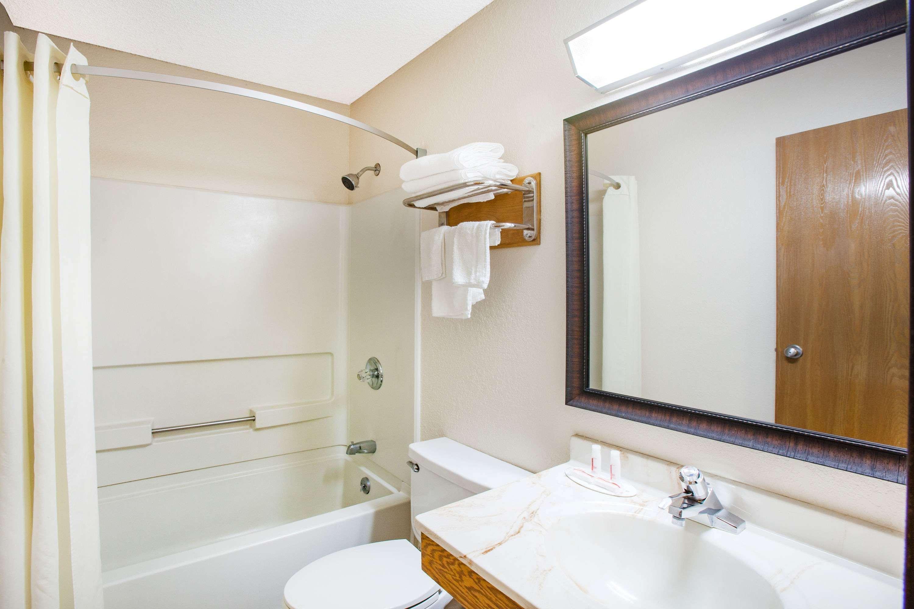 ซูเปอร์ 8 บาย วินด์แฮม ฮอตสปริง Hotel ฮอตสปริงส์ ภายนอก รูปภาพ