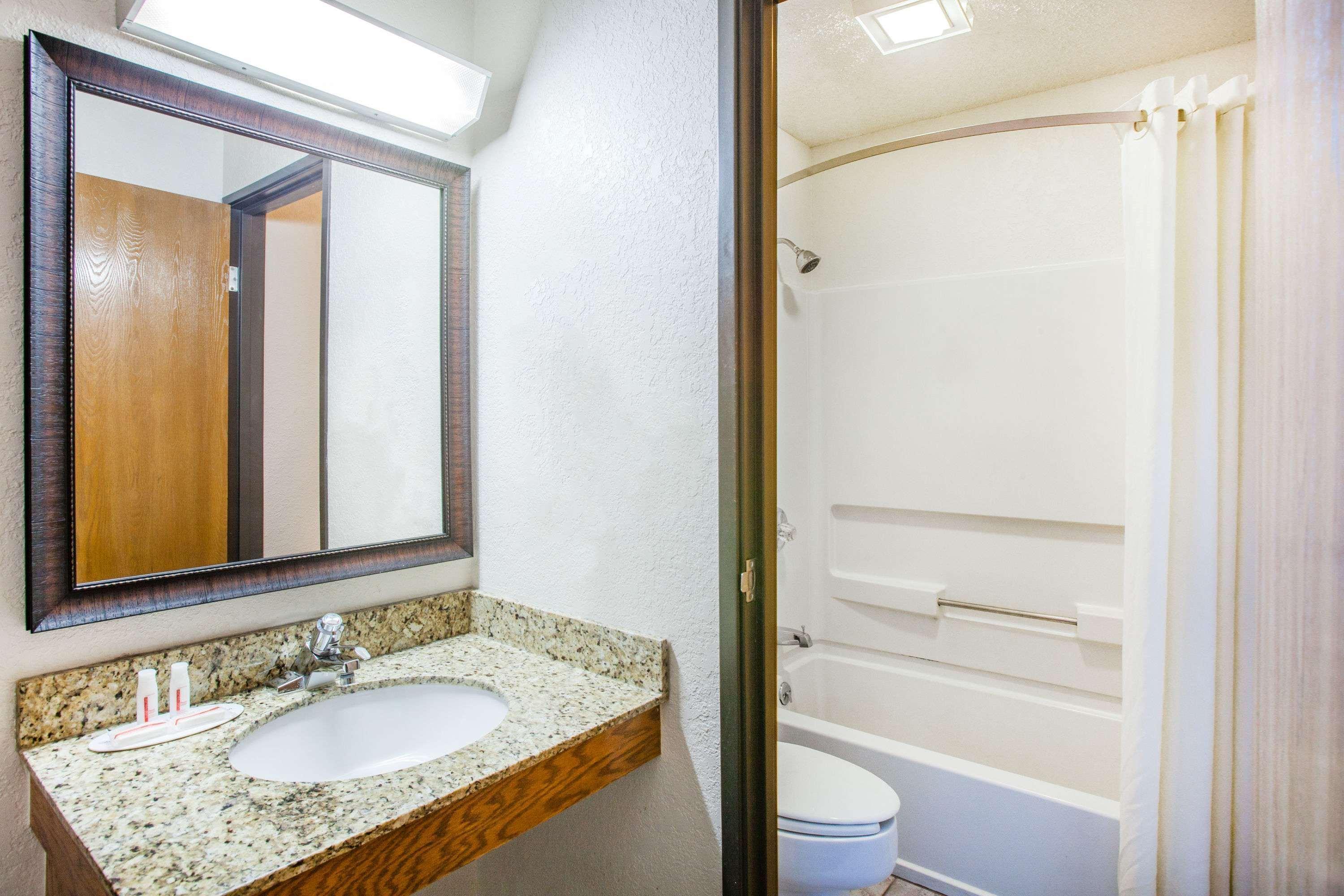 ซูเปอร์ 8 บาย วินด์แฮม ฮอตสปริง Hotel ฮอตสปริงส์ ภายนอก รูปภาพ